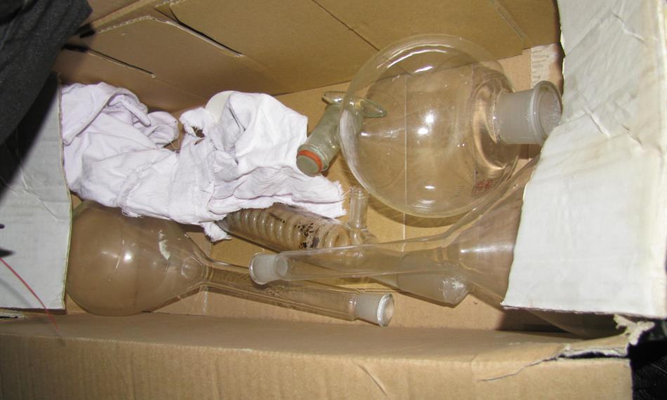 2016-3-30-946CÚ HK laboratorní sklo vařiči pervitinu .JPG